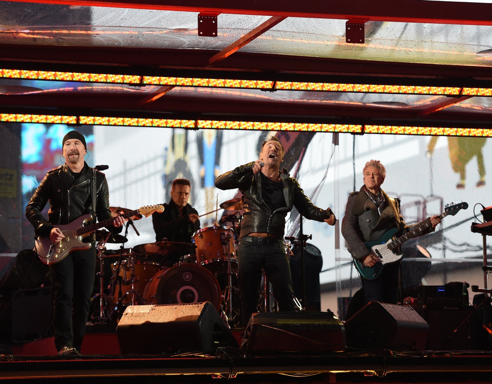 1.dez.2014 - Na posição de substituto de luxo, Bruce Springsteen canta "Where The Streets Have No Name" com U2 em show surpresa em Nova York para o Dia Mundial Contra a Aids. Após acidente de bicicleta em novembro, Bono Vox segue em recuperação na Irlanda - AFP PHOTO / Timothy A CLARY