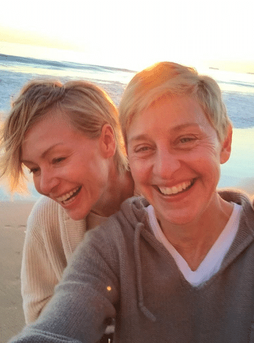 1.dez.2014 - Portia de Rossi e Ellen DeGeneres comemoram 10 anos de relacionamento com foto romântica no Twitter
