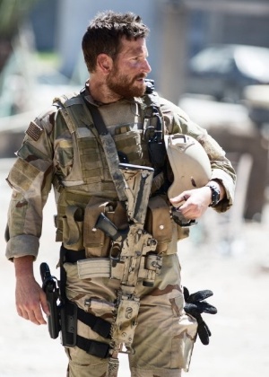 Bradley Cooper em cena de "Sniper Americano"  - Divulgação