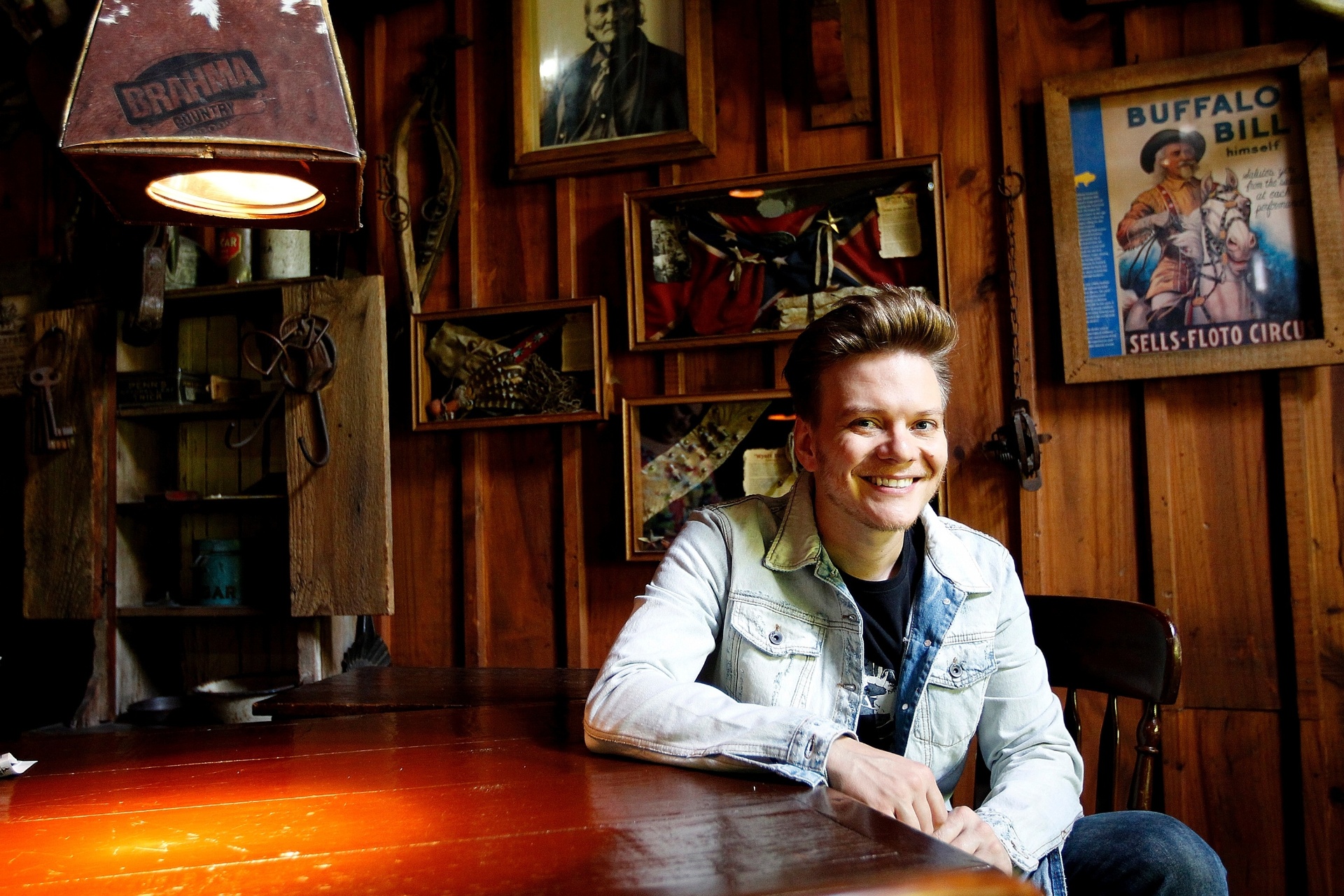 28.11.14 - Cantor Michel Teló durante coletiva do lançamento do CD e DVD "Bem Sertanejo" realizada no Villa Country em São Paulo - Reinaldo Canato/UOL