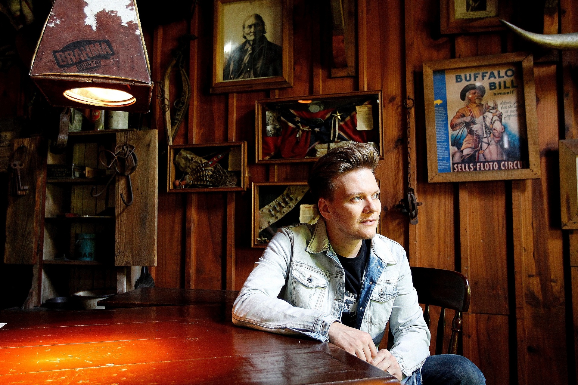 28.11.14 - Cantor Michel Teló durante coletiva do lançamento do CD e DVD "Bem Sertanejo" realizada no Villa Country em São Paulo - Reinaldo Canato/UOL