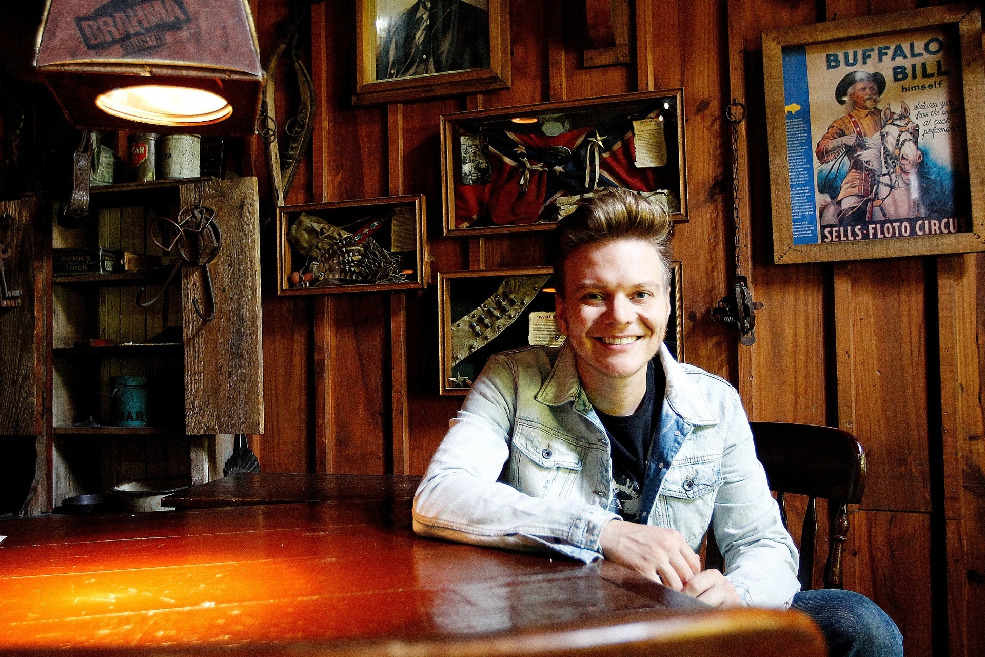 28.11.14 - Cantor Michel Teló durante coletiva do lançamento do CD e DVD "Bem Sertanejo" realizada no Villa Country em São Paulo - Reinaldo Canato/UOL