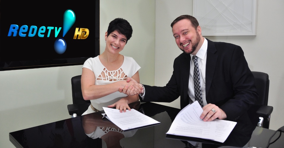3.dez.2014 - Ao lado de Franz Vacek, Mariana Godoy assinou contrato com a Rede TV!