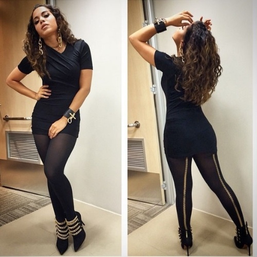 3.dez.2014- Anitta grava participação no "Altas Horas" com os cabelos cacheados e usando um microvestido preto
