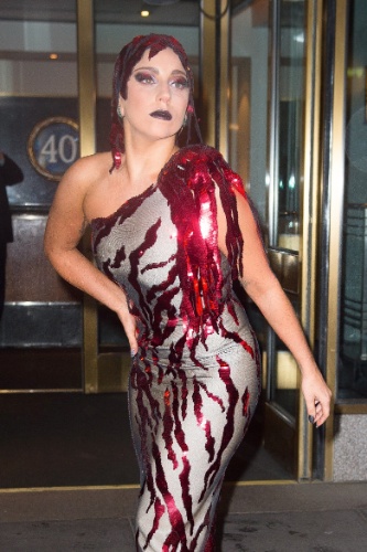 A cantora Lady Gaga surgiu toda estilosa na noite de terça-feira (2) em frente do prédio onde mora