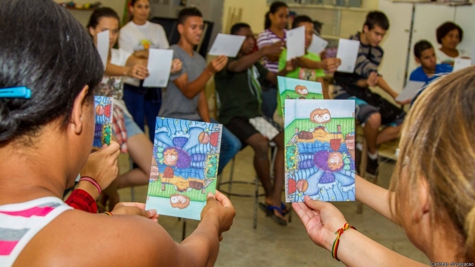 Artista plástica paulista Carla Douglass, 31, usa seus personagens "imperfeitos" - olhos desproporcionais, pescoços compridos e formas assimétricas - para pregar a tolerância em escolas e instituições públicas e privadas - Carlotas/ Divulgação