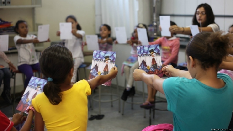 Artista plástica paulista Carla Douglass, 31, usa seus personagens "imperfeitos" - olhos desproporcionais, pescoços compridos e formas assimétricas - para pregar a tolerância em escolas e instituições públicas e privadas - Carlotas/ Divulgação