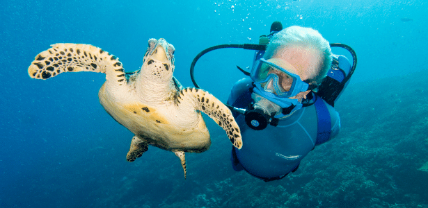 Jean-Michel Cousteau (na foto) irá mergulhar com os turistas no oceano Pacífico - Carrie Vonderhaar/Ocean Futures Society