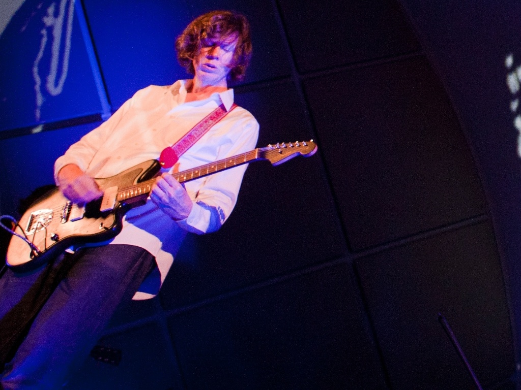 O guitarrista e vocalista do Sonic Youth Thurston Moore, durante o primeiro show de sua carreira solo no Brasil, em abril de 2012, no Cine Joia (SP)