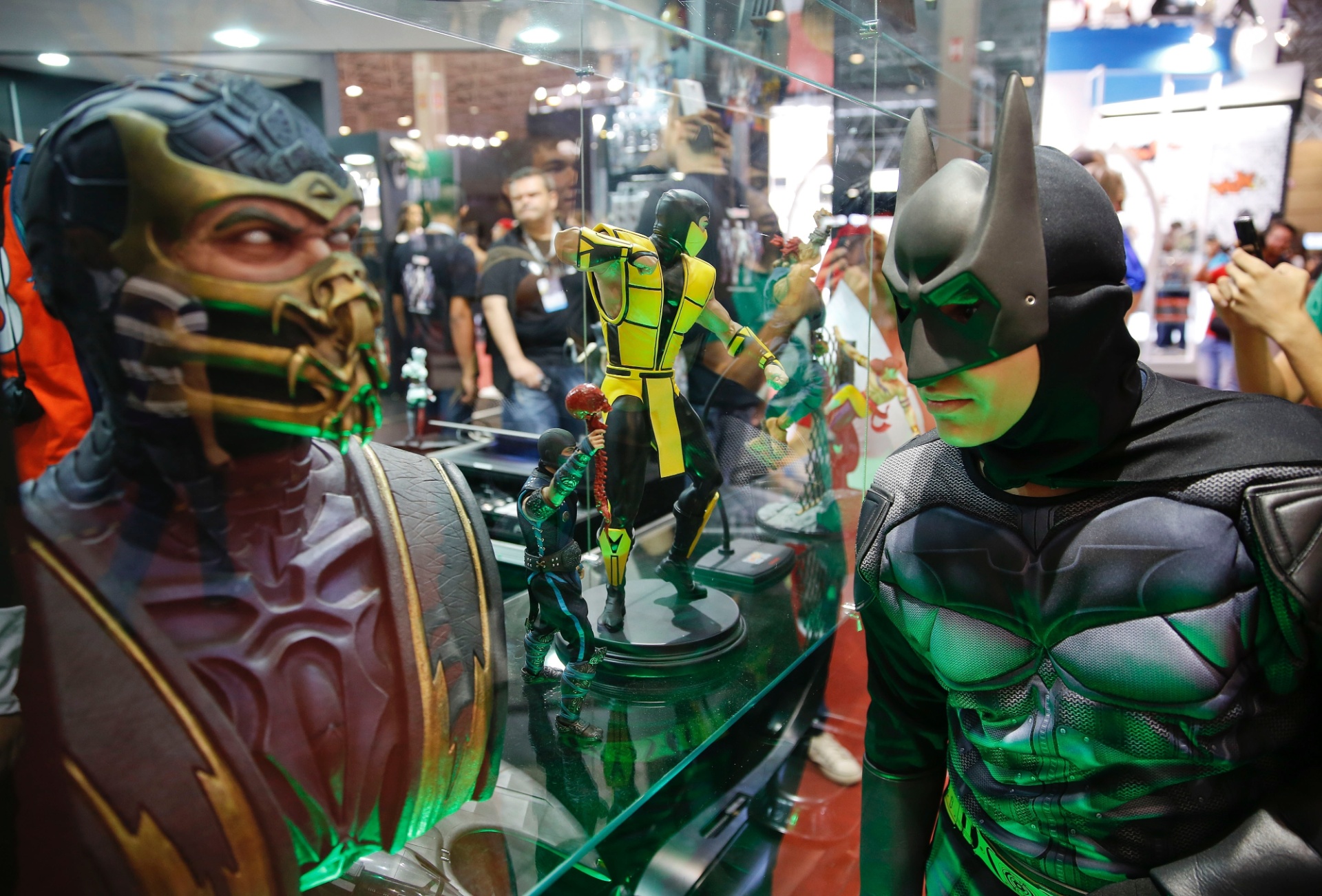 4.dez.2014 - Cosplayer de Batman observa estátuas colecionáveis de personagens do game "Mortal Kombat" na  Comic Con Experience, em São Paulo; evento reúne fãs de quadrinhos, filmes e séries e terá presença de estrelas de Hollywood durante quatro dias - Carla Carniel/Frame