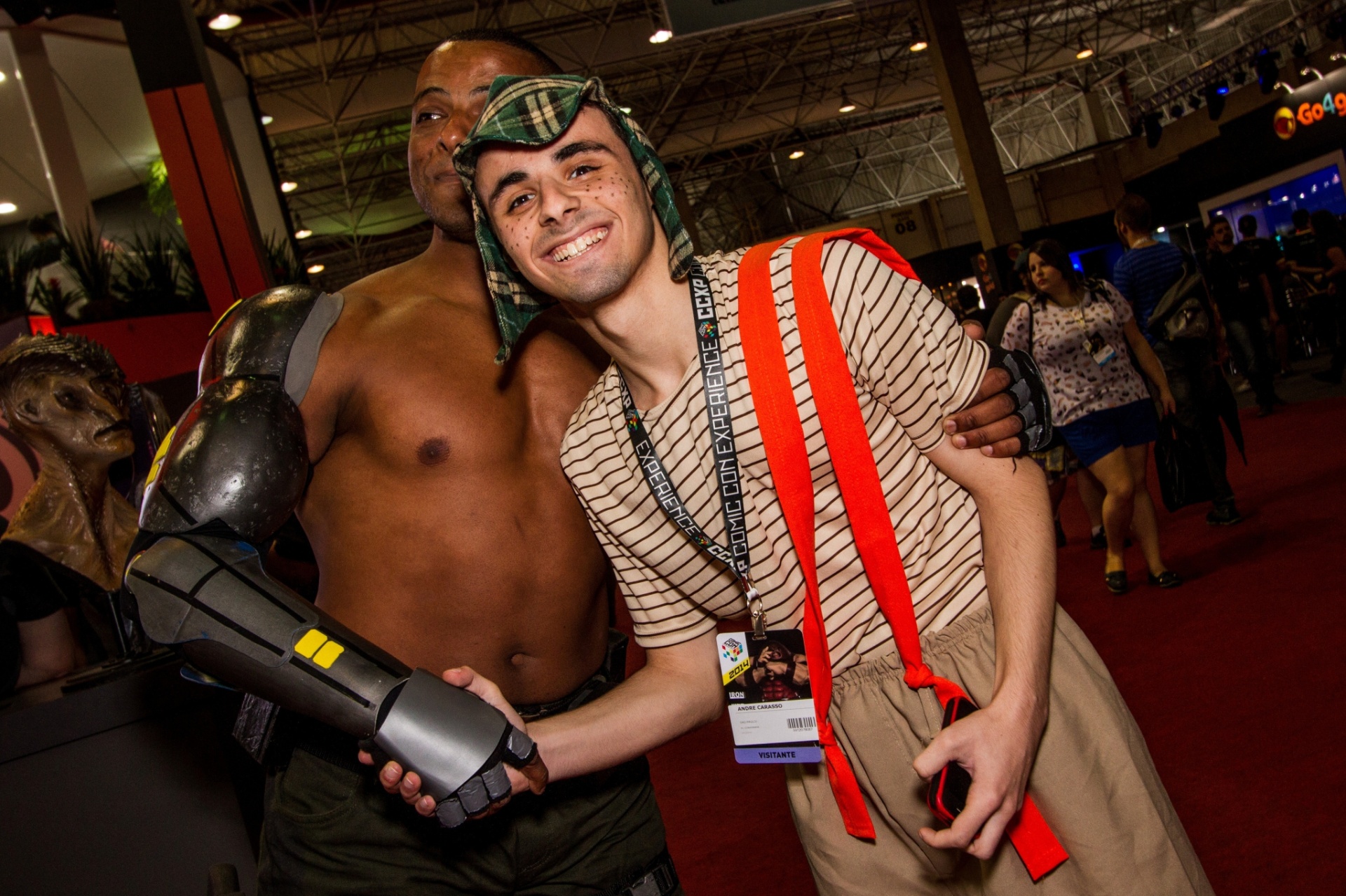 4.dez.2014 - Cosplayer de "Chaves" cumprimenta cosplayer de Cyborg na Comic Con Experience, em São Paulo; evento reúne fãs de quadrinhos, filmes e séries e terá presença de estrelas de Hollywood durante quatro dias - Carla Carniel/Frame
