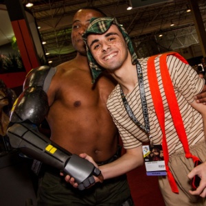 4.dez.2014 - Cosplayer de "Chaves" cumprimenta cosplayer de Cyborg na Comic Con Experience, em São Paulo; evento reúne fãs de quadrinhos, filmes e séries e terá presença de estrelas de Hollywood durante quatro dias - Carla Carniel/Frame