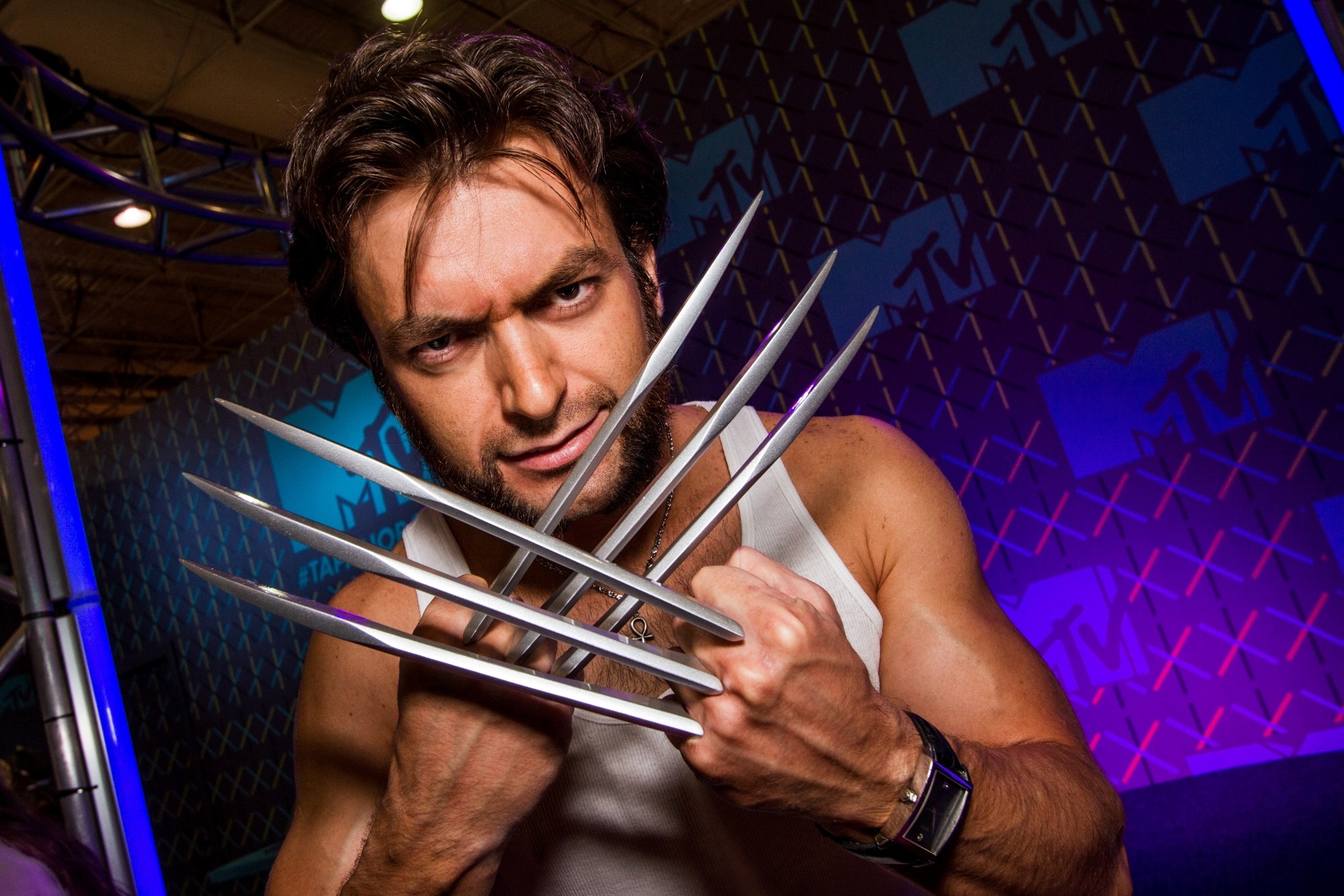 4.dez.2014 - Cosplayer de Wolverine mostra suas garras na Comic Con Experience, em São Paulo; evento reúne fãs de quadrinhos, filmes e séries e terá presença de estrelas de Hollywood durante quatro dias - Carla Carniel/Frame