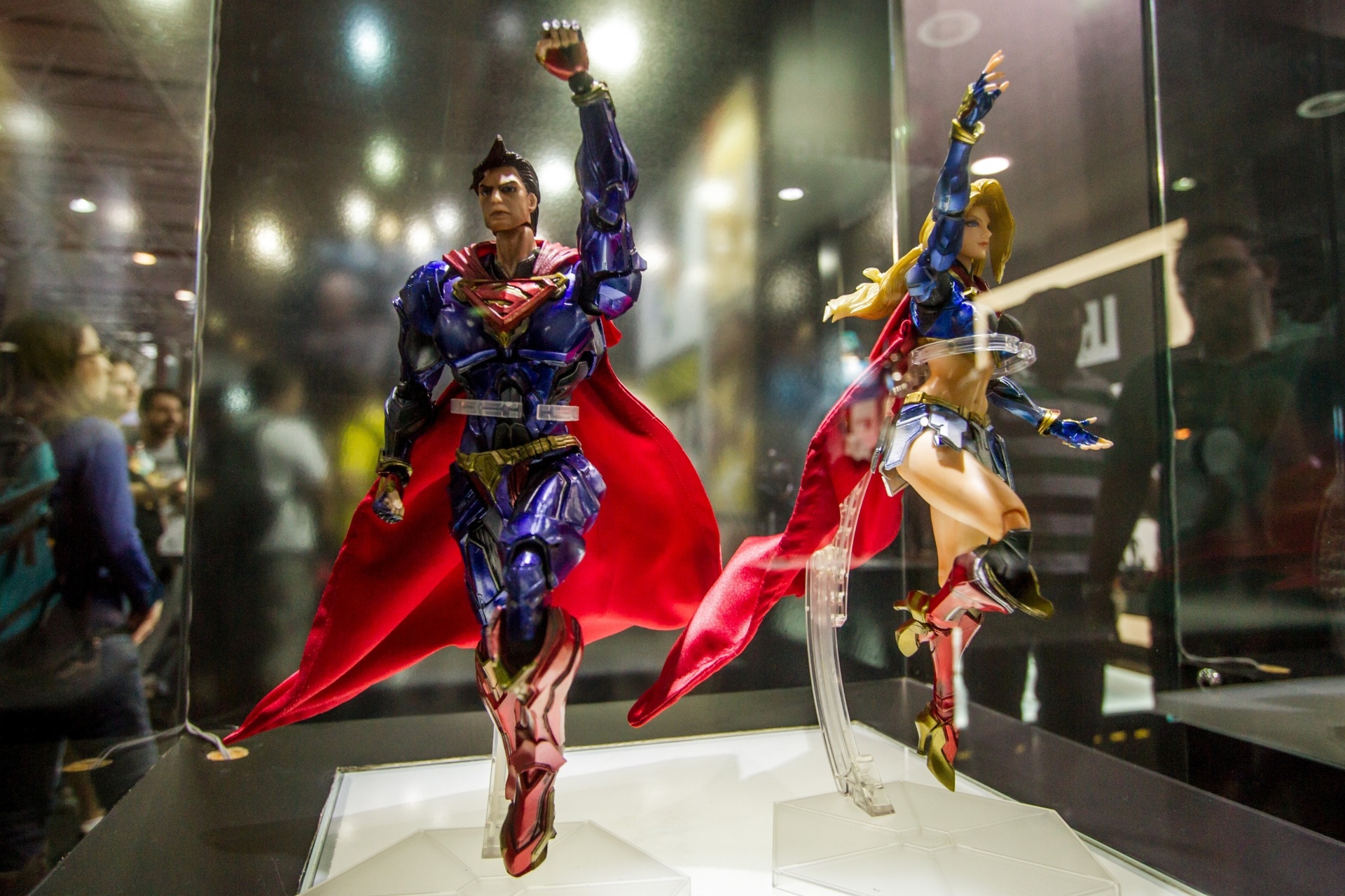 4.dez.2014 - Estátuas colecionáveis de Superman e Supergirl são expostos em um estande da Comic Con Experience, em São Paulo; evento reúne fãs de quadrinhos, filmes e séries e terá presença de estrelas de Hollywood durante quatro dias - Carla Carniel/Frame