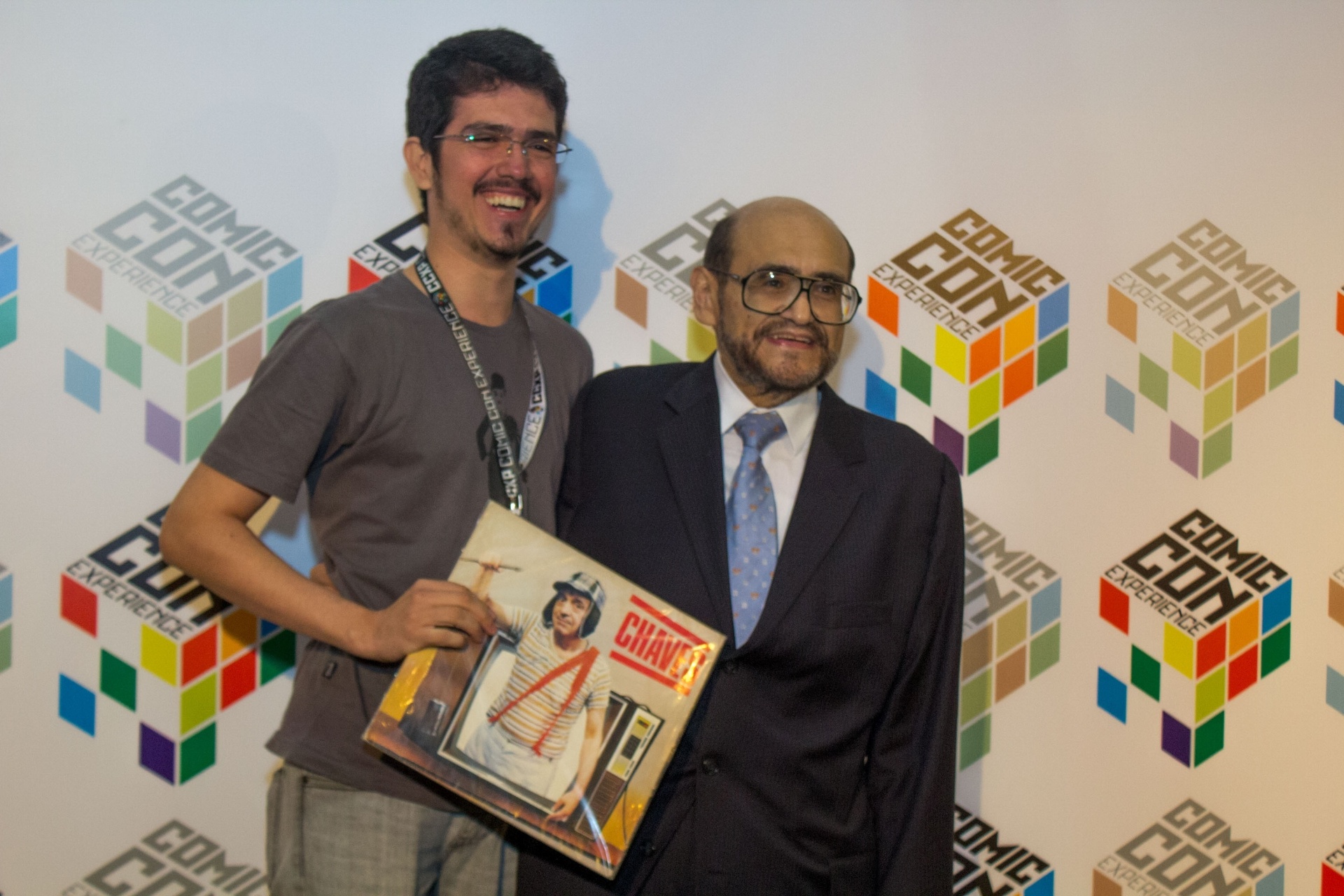 4.dez.2014 - O ator mexicano Edgar Vivar, que interpretava o Senhor Barriga na série "Chaves", chega à Comic Con Experience em São Paulo e posa para fotos com fãs - Carla Carniel/Frame