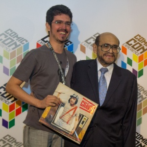 4.dez.2014 - O ator mexicano Edgar Vivar, que interpretava o Senhor Barriga na série "Chaves", chega à Comic Con Experience em São Paulo e posa para fotos com fãs - Carla Carniel/Frame