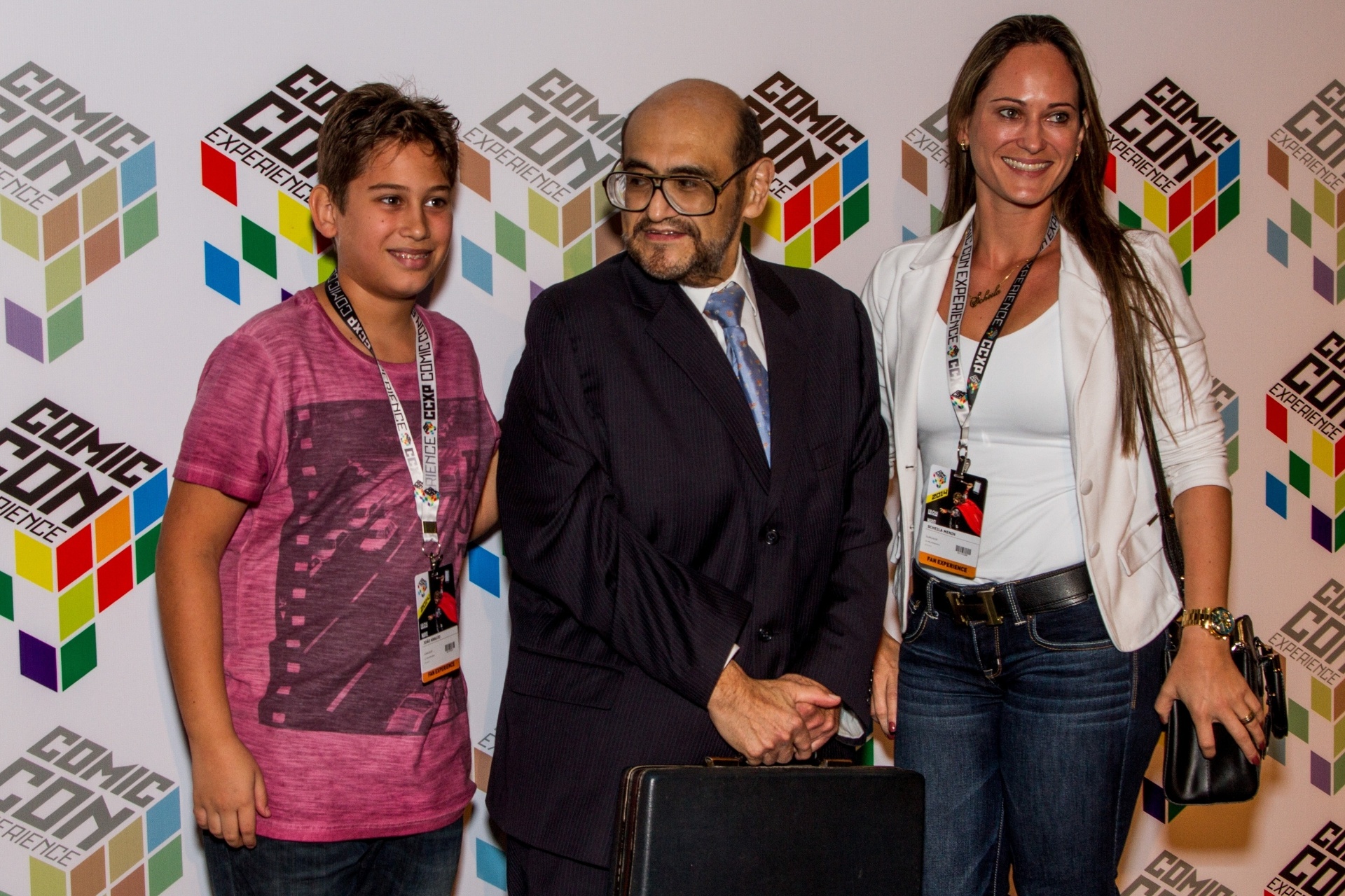 4.dez.2014 - O ator mexicano Edgar Vivar, que interpretava o Senhor Barriga na série "Chaves", chega à Comic Con Experience em São Paulo e posa para fotos com fãs - Carla Carniel/Frame