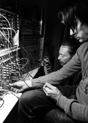 Thom Yorke e Johnny Greenwood gravam novo disco do Radiohead - Twitter/Reprodução/Nigel Godrich