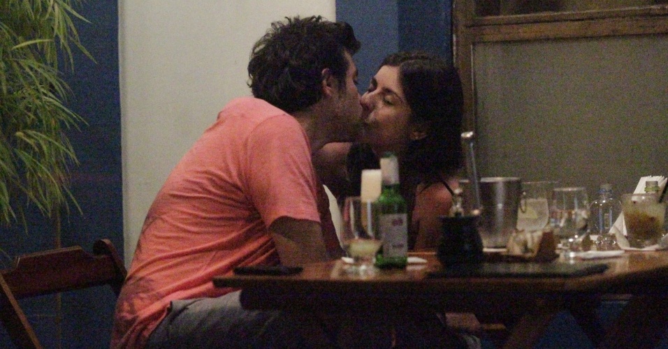 4.dez.2014 - Bruno Mazzeo é flagrado aos beijos com sua namorada, Joana Jabace, em um restaurante no Jardim  botânico, zona sul do Rio de Janeiro, na noite desta quinta-feira