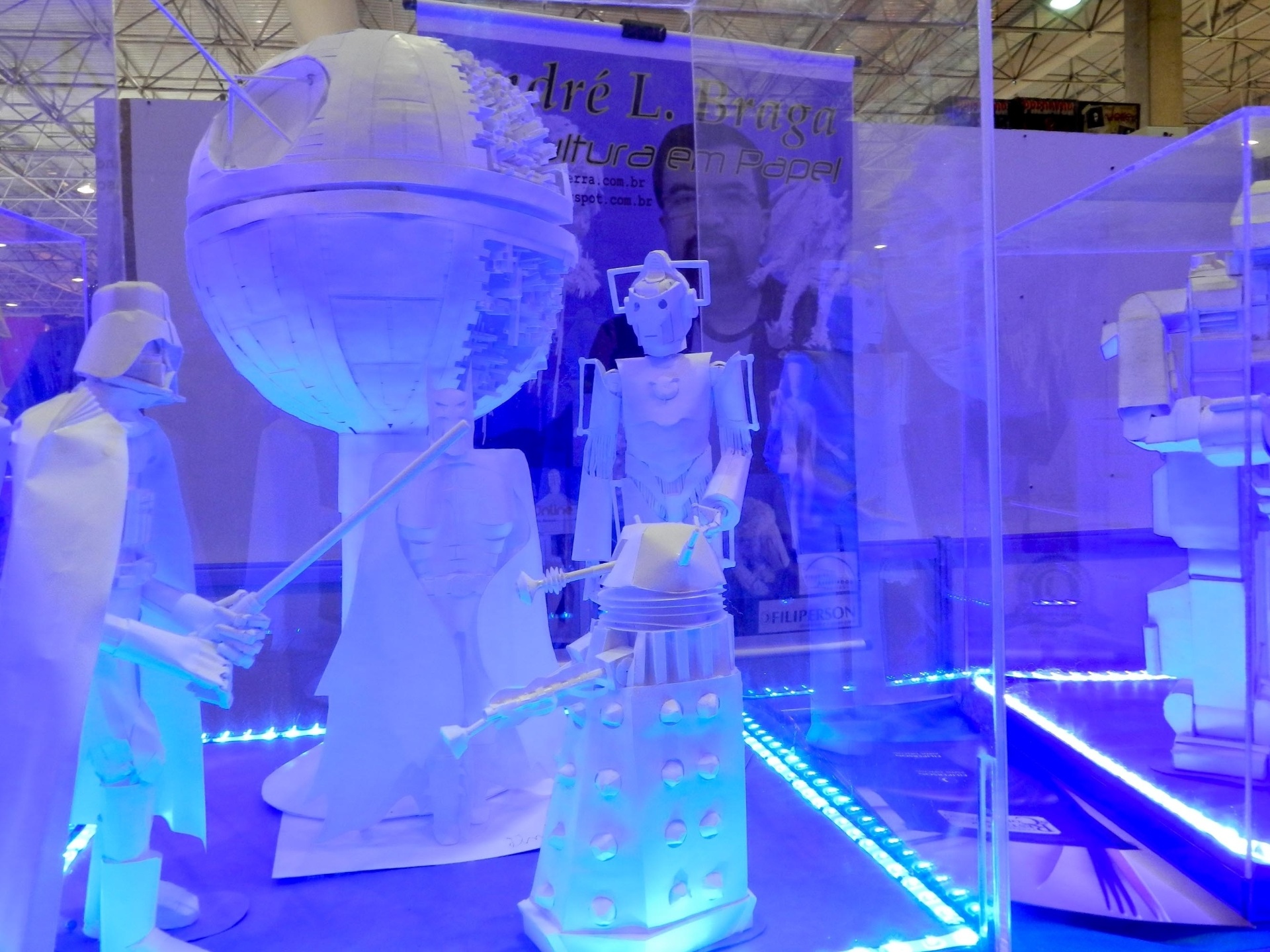 5.dez.2014 - Action figures (nome técnico dos "bonequinhos") feitas de papel pelo artista André L. Braga são expostas na Comic Con Experience, em São Paulo - Mauricio Camargo/Eleven/Estadão Conteúdo