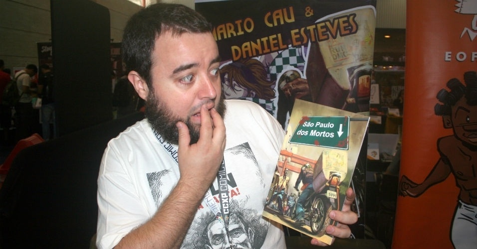 5.dez.2014 - André Rodrigues está na feira de cultura pop lançando junto de Daniel Esteves o segundo volume de "São Paulo dos Mortos", coletânea de histórias com a capital paulista tomada por zumbis - Guilherme Solari/UOL