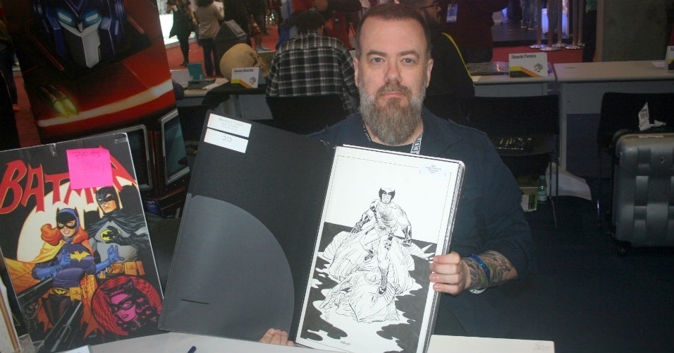 5.dez.2014 - O Artist's Alley da Comic Con é um dos espaços mais interessantes para o fã de quadrinhos que deseja "garimpar" novidades. Ele permite um contato mais próximo com os artistas em tom de bate papo, de quadrinistas independentes a veteranos que passaram por gigantes como Marvel e DC. Na imagem, o ilustrador  vencedor do Eisner Award Dave "The Reverend" Johnson, conhecido por suas capas de títulos como "Punisher", "Deadpool" e a minissérie "Superman: Red Son" - Guilherme Solari/UOL