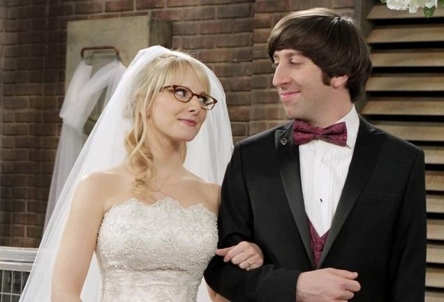 Casamento de Bernadette (Melissa Rauch) e Howard (Simon Helberg) na série "The Big Bang Theory"