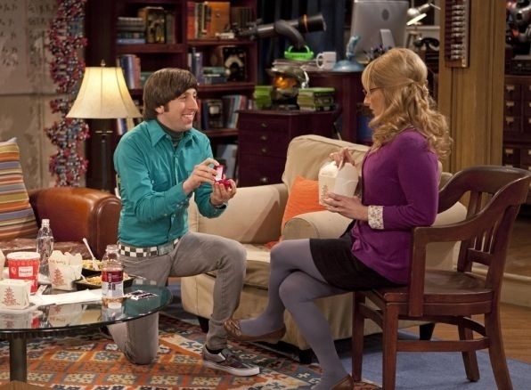 Howard (Simon Helberg) pede Bernadette (Melissa Rauch) em casamento na série "The Big Bang Theory"