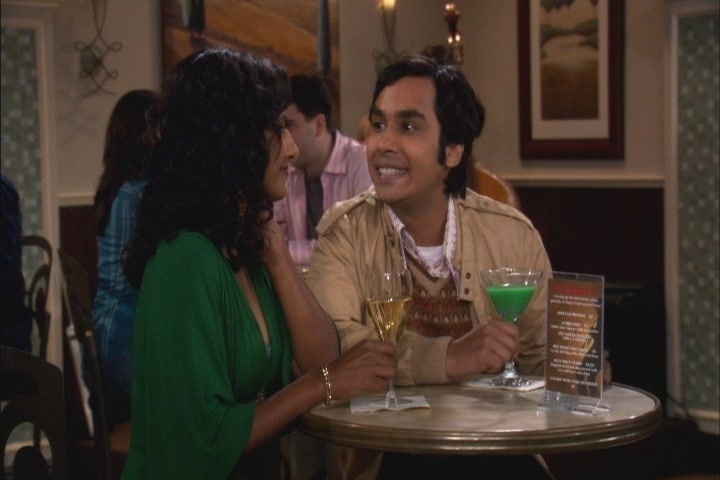 Raj (Kunal Nayyar), bebendo para conseguir falar com as mulheres na série "The Big Bang Theory"