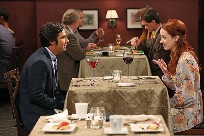 Raj (Kunal Nayyar) e Emily (Laura Spencer) na série "The Big Bang Theory"