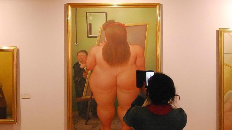 Visitante tira foto de obra no Museu Botero, em Bogotá - Adriana Terra/UOL - Adriana Terra/UOL