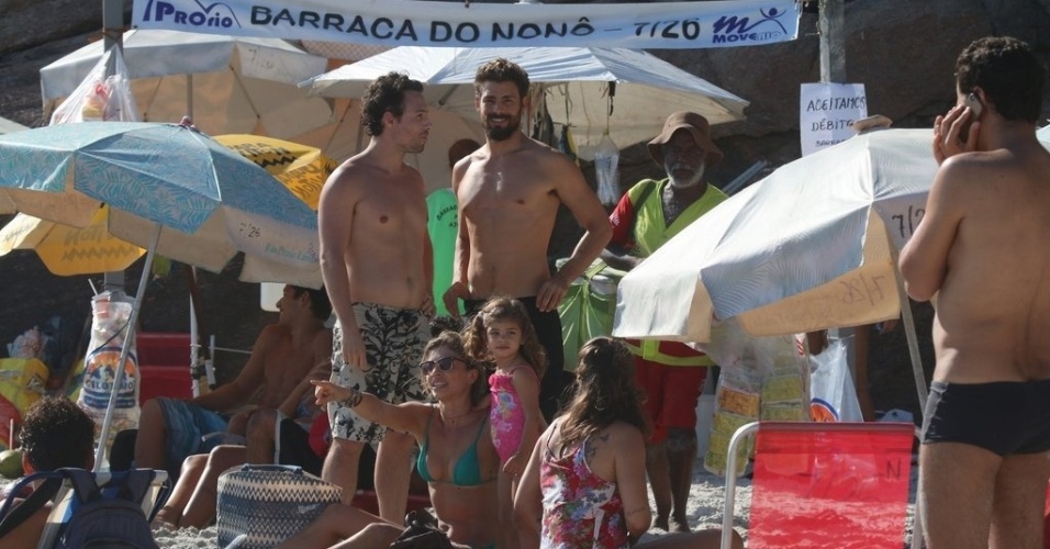 6.dez.2014 - Cauã e Grazi curtiram a praia com a filha Sofia, na tarde deste sábado, no Rio de Janeiro