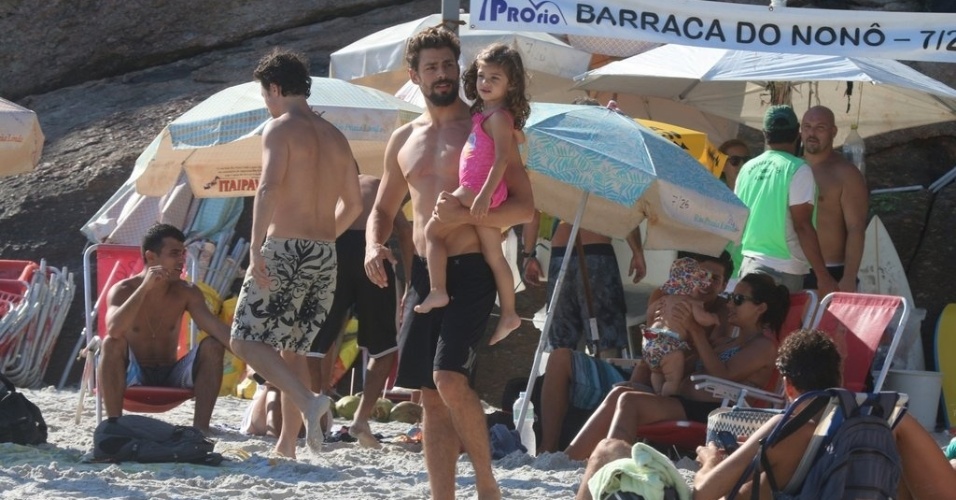 6.dez.2014 - Cauã e Grazi curtiram a praia com a filha Sofia, na tarde deste sábado, no Rio de Janeiro