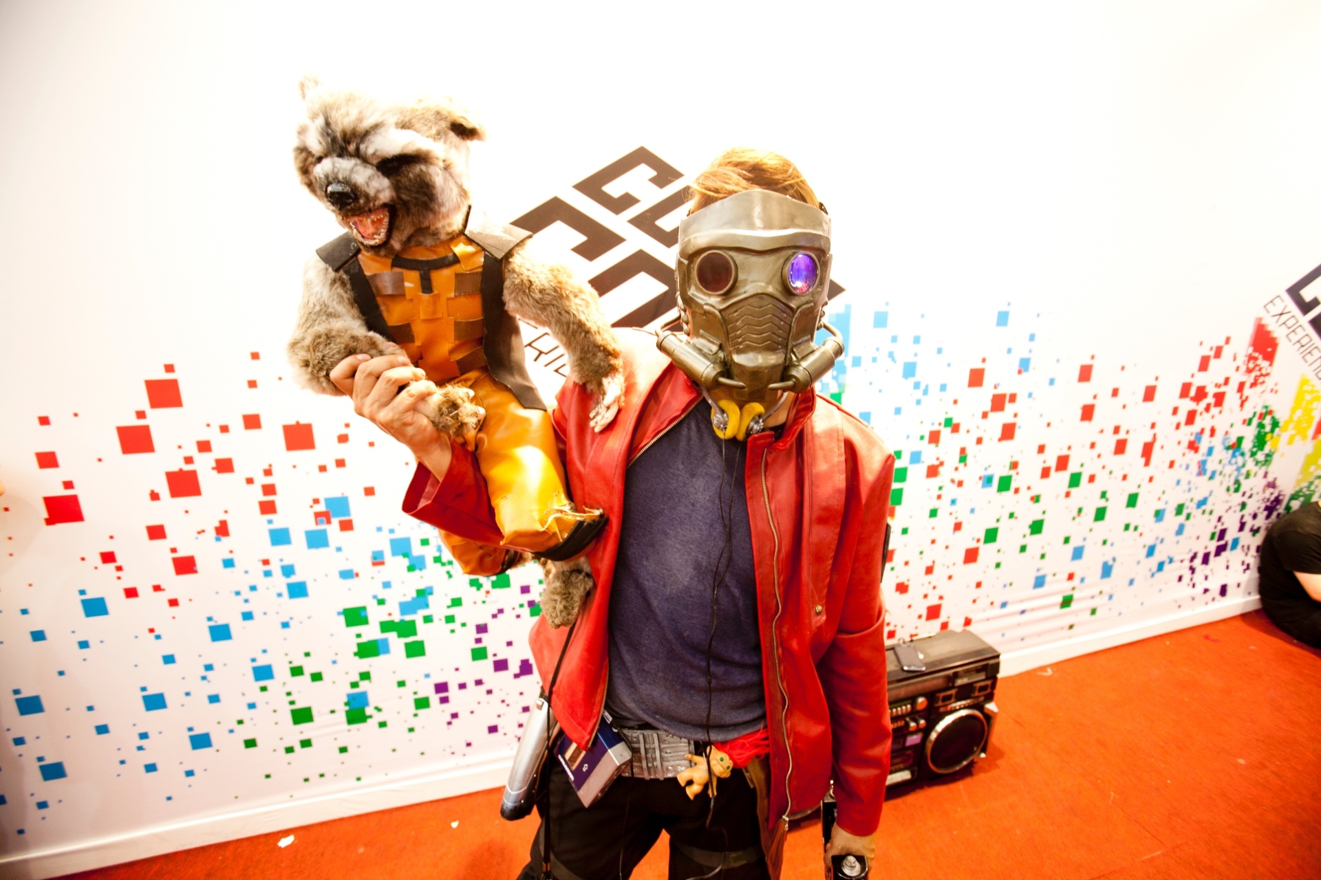 7.dez.2014 - Os personagens do filme "Os Guardiões da Galáxia", sucesso da Marvel este ano, inspiraram o visitante do quarto e último dia da Comic Con Experience - Lucas Lima/UOL