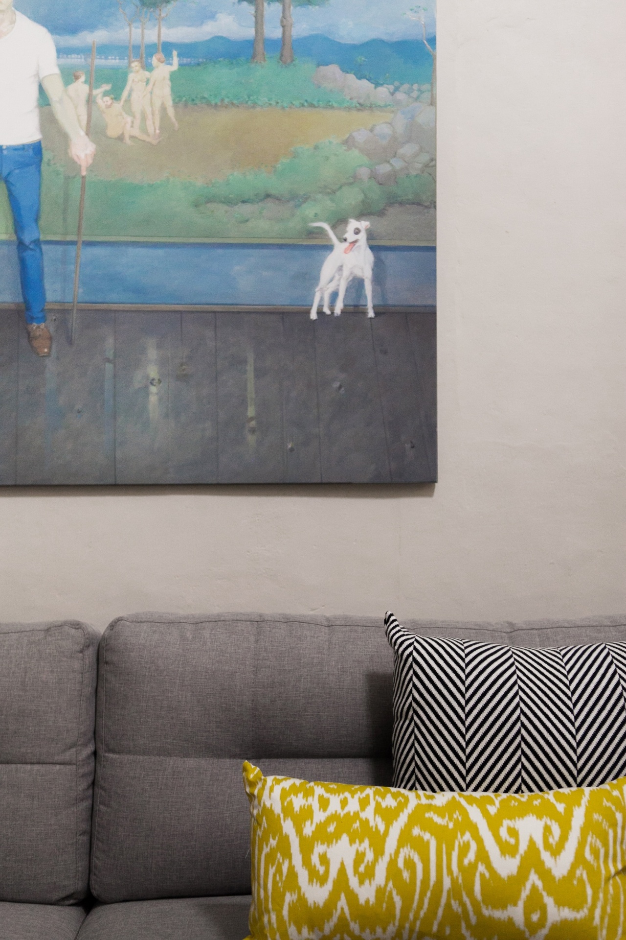 A composição de cores nas almofadas (Objeteria) sobre o fundo cinza do sofá de tecido busca tons que se repente na grande tela do pintor Rodrigo Cunha, "Homem com Cachorro". Cinza, azul e amarelo mostarda encontram equilíbrio no projeto de interiores do Studio UM para o Sobrado 505 - residência de arquitetura tipicamente colonial, açoriana, localizada no centro de Florianópolis (SC) e que tem 100 anos de idade - Mauri Cherobin/ Divulgação