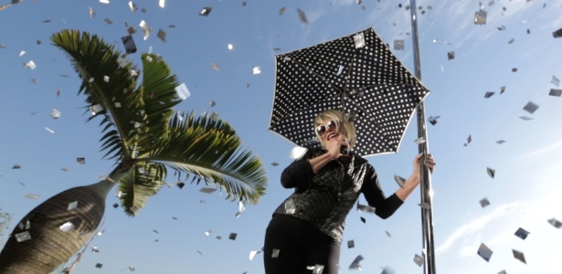 Ana Maria Braga participou do novo vídeo de Ana Carolina - Divulgação