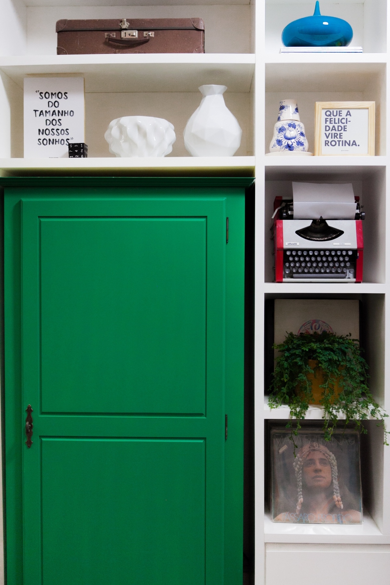 O contraste entre os objetos exibe o diálogo entre o velho e o novo: a antiga moringa e a maquina de escrever fazem parte do acervo "vintage" que a moradora do Sobrado 505 mantém. A composição de cores proposta no design de interiores é assinada pelo Studio UM, de Florianópolis (SC) - Mauri Cherobin/ Divulgação