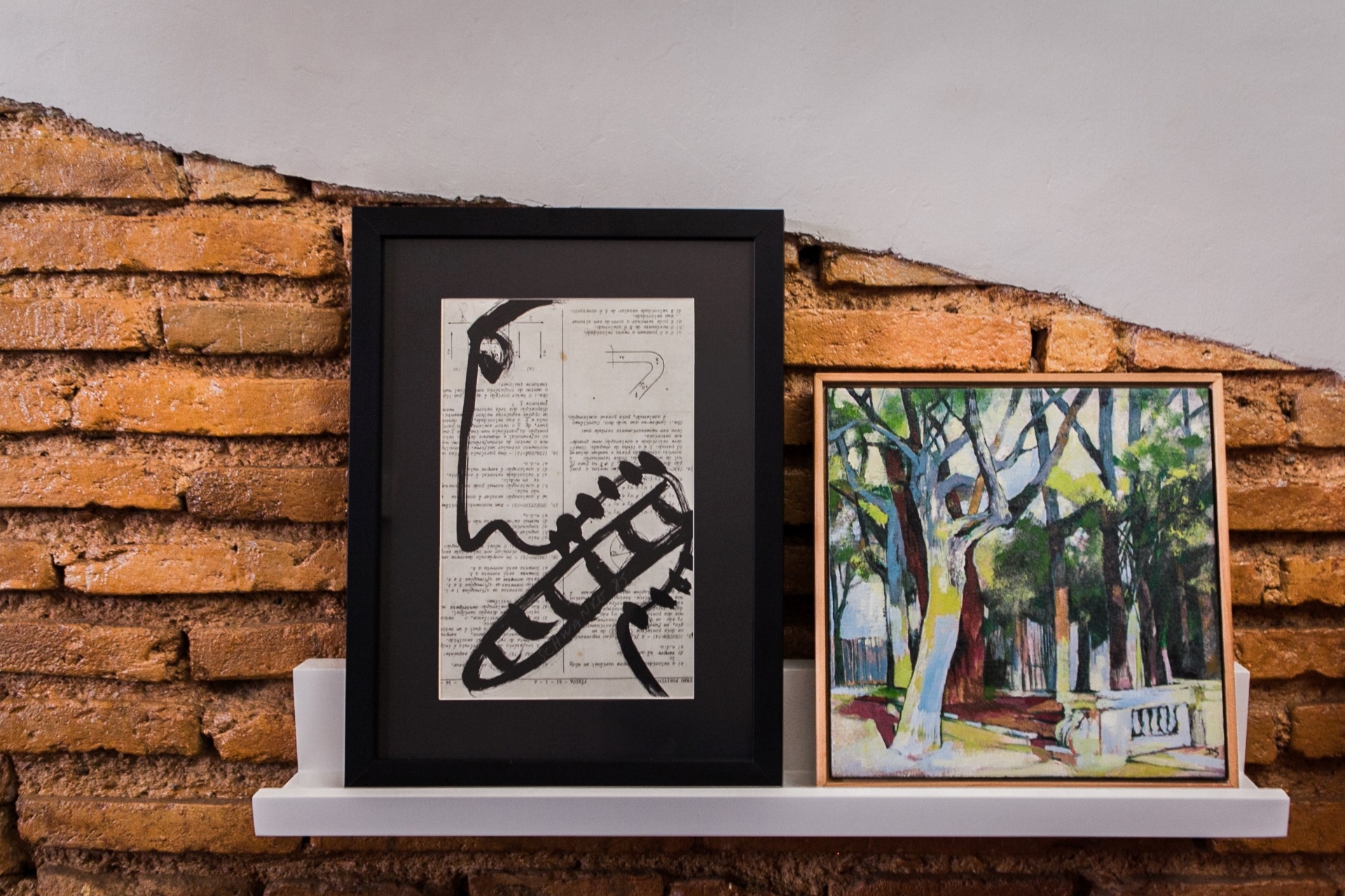 Obras de artistas catarinenses, da galeria Helena Fretta, estão expostas no corredor, a exemplo do Linguarudo, de Luis Henrique Schwanke, e da Paisagem, de Décio Soncini (à dir.). O Sobrado 505 fica no centro de Florianópolis (SC), tem arquitetura tipicamente açoriana e sua reforma e projeto de interiores foram desenvolvidos pelo Studio UM - Mauri Cherobin/ Divulgação