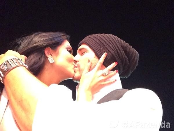 08.dez.2014 - Débora Lyra e Marlos se beijam durante última festa de "A Fazenda 7"