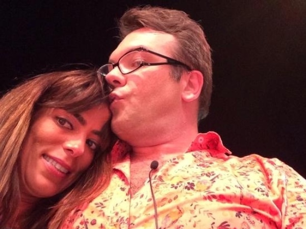 08.dez.2014 - Felipeh Campos beija Helô e publica foto durante última festa de "A Fazenda 7"
