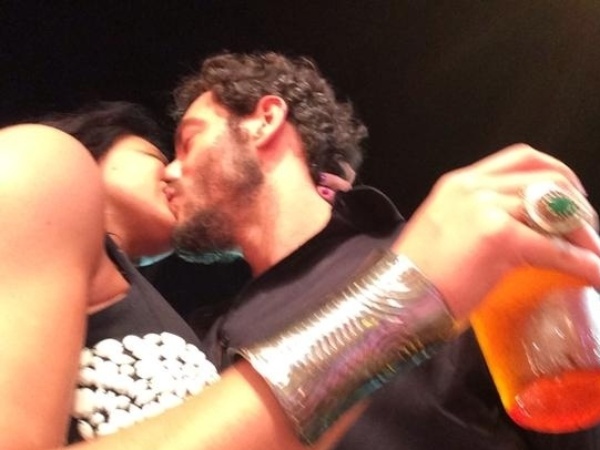08.dez.2014 - Lorena Bueri e Diego Cristo se beijam durante última festa de "A Fazenda 7"