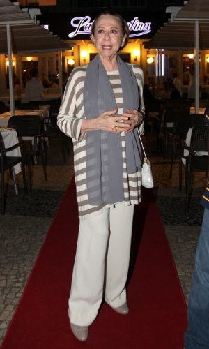 8.dez.2014 - Fernanda Montenegro comparece à comemoração de 79 anos de Boni que reuniu vários famosos em um restaurante em Copacabana, na zona sul do Rio de Janeiro, nesta segunda-feira