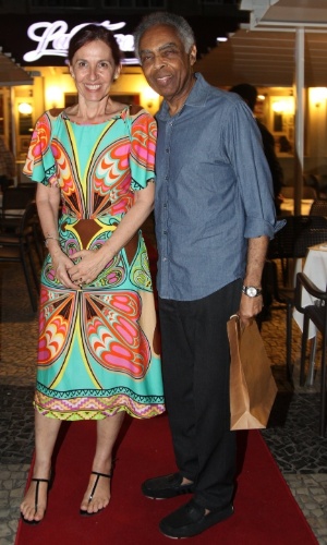 8.dez.2014 - Gilberto Gil é acompanhado pela mulher, Flora Gil, na comemoração de 79 anos de Boni que reuniu vários famosos em um restaurante em Copacabana, na zona sul do Rio de Janeiro, nesta segunda-feira