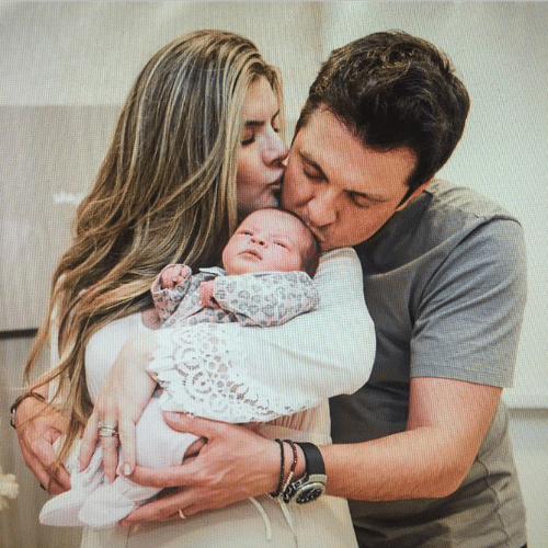 8.dez.2014 - Mirella Santos mostra uma foto ao lado do marido, Ceará, e da pequena filha, Valentina, em um momento íntimo da família no Instagram