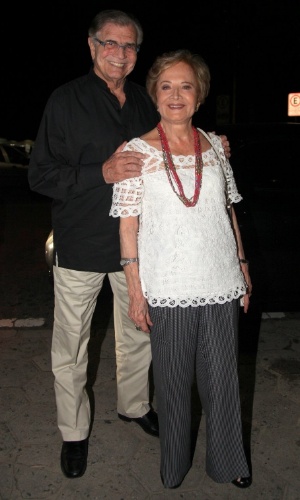 8.dez.2014 - O casal Tarcísio Meira e Gloria Menezes vai à comemoração de 79 anos de Boni que reuniu vários famosos em um restaurante em Copacabana, na zona sul do Rio de Janeiro, nesta segunda-feira