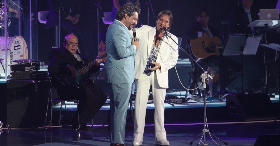 9.dez.2014 - Alexandre Nero canta com Roberto Carlos na gravação do especial de fim de ano no Citibank Hall, no Rio