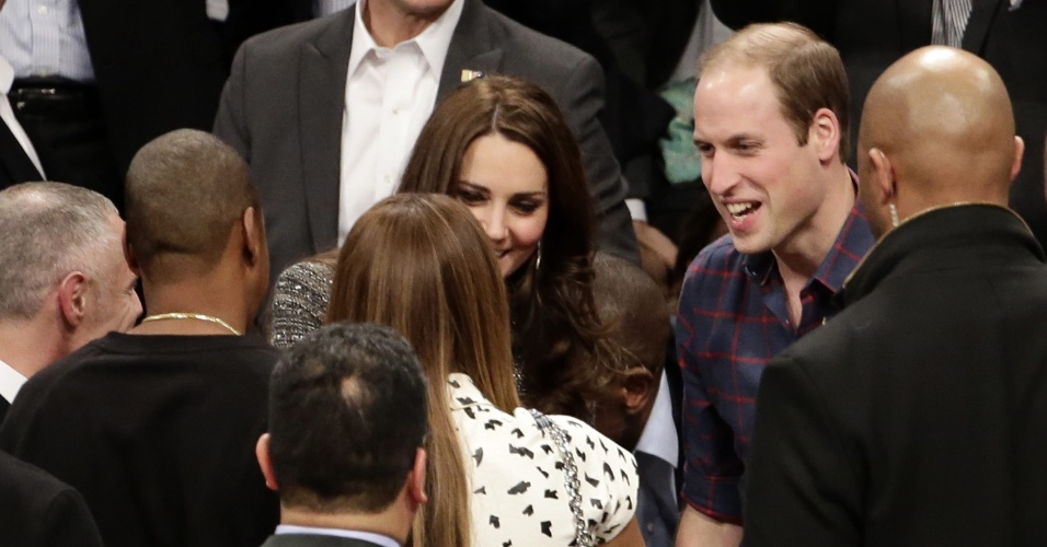 8.dez.2014 - Príncipe William e Kate Middleton assistiram a uma partida de basquete da NBA em Nova York nesta segunda-feira (8). O casal encontrou a realeza do R&B, Beyoncé e Jay-Z e conversaram ainda na quadra