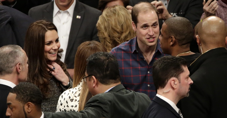 8.dez.2014 - Príncipe William e Kate Middleton assistem a uma partida de basquete da NBA em Nova York nesta segunda-feira. O casal encontrou a realeza do R&B, Beyoncé e Jay-Z