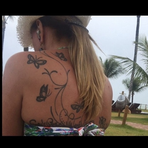 9.dez.2014-  Zilu exibe tatuagem nas costas em foto no Instagram: "Assim começa o meu dia! Com muita paz, tranquilidade e sol. Me preparando para mais um fim de semana no treinamento Lotus!"