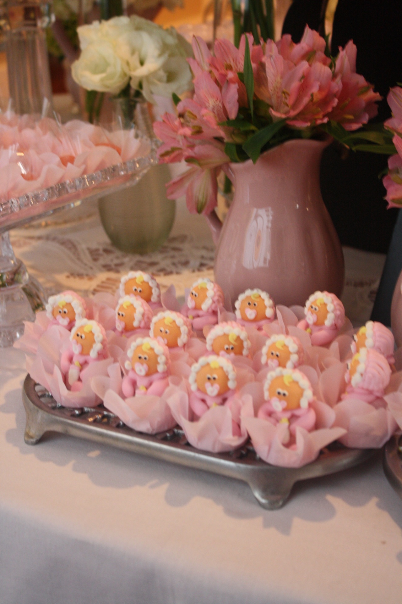 chá de bebê com tema princesa da mini conceitaria | Esses bebezinhos eram doces confeitados em pasta americana e ajudaram a compor a decoração desse chá, assinado pela Mini Conceitaria - Pimenta Rosa